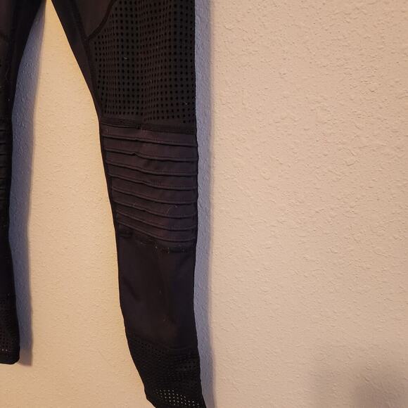⚡️FLASH SALE⚡️Zyia Active Black Workout Leggings Size 2 - Picture 3 of 11